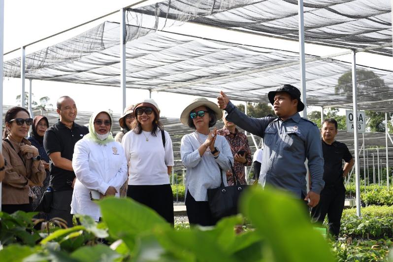 Rudianto (kanan) saat mendampingi delegasi UNESCAP (United Nations Economic and Social Commission for Asia and the Pacific), Asian Development Bank, United Cities of Local Goverment (UCLG) dan tim penulis Voluntary Local Review OIKN di Persemain Mentawir,