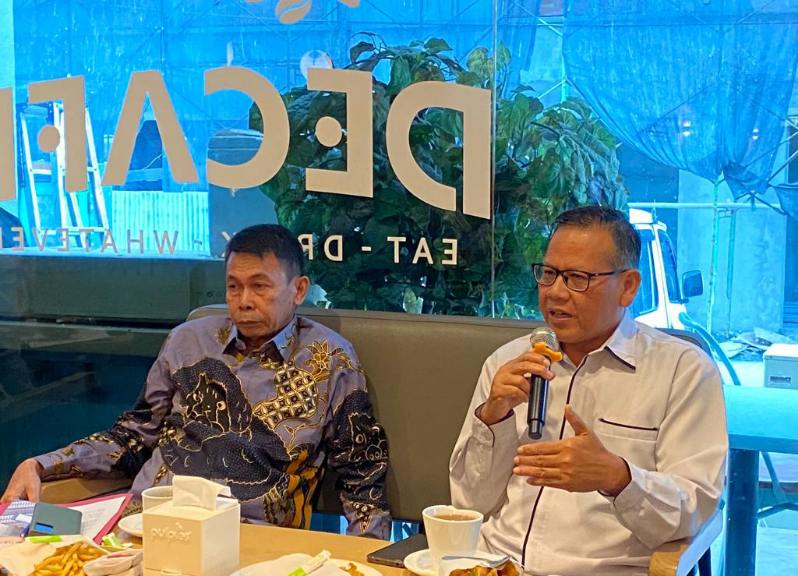 Deputi Informasi dan Data KPK Eko Marjono (kanan) mendampingi Ketua Sementara KPK Nawawi Pamolango di Balikpapan, Senin (18/12). (Foto : Erik Alfian/Prokal.co)