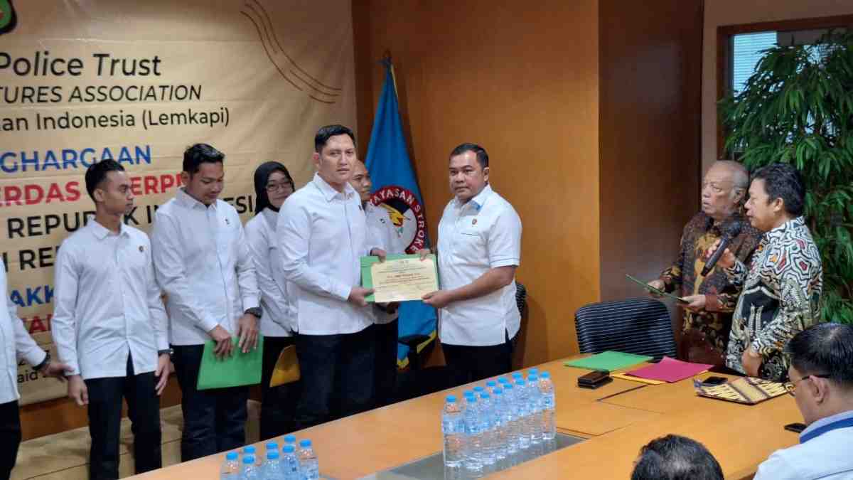 Dittipidter Bareskrim Mabes Polri diganjar penghargaan oleh Public Interest for Police Trust atas keberhasilan mengungkap kasus gagal ginjal pada anak. (Foto : Humas Polri)