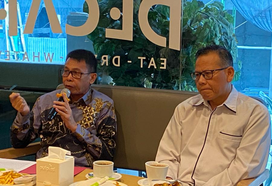 Ketua Sementara Komisi Pemberantasan Korupsi (KPK) Nawawi Pamolango (kiri) didampingi Deputi Informasi dan Data KPK Eko Marjono saat jumpa dengan awak media dan pegiat anti korupsi di Balikpapan, Senin (18/12) kemarin. (Foto : Erik Alfian/Prokal.co)