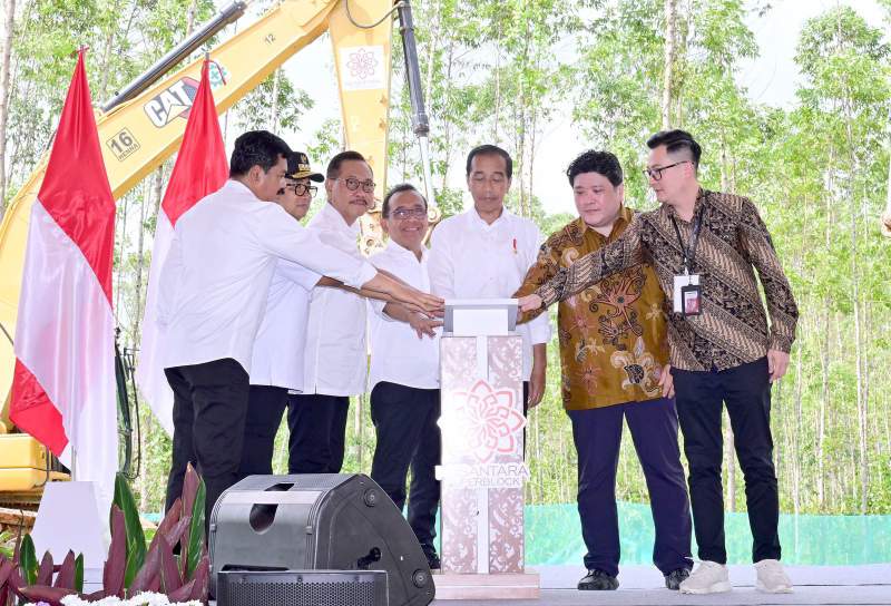 Presiden Jokowi melakukan ground breaking Nusantara Superblock di IKN, Rabu (20/12).      (Foto : Biro Pers, Media, dan Informasi Sekretariat Presiden)