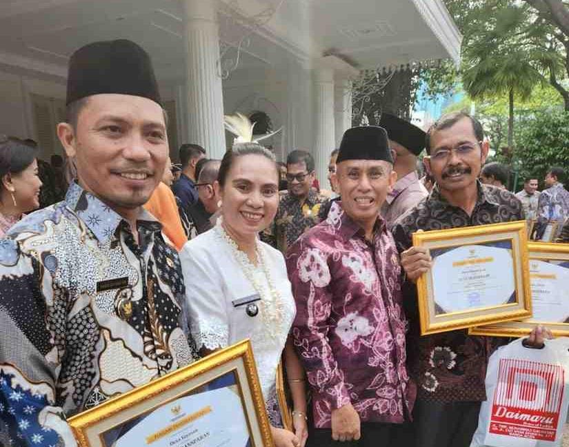 Sekretaris Desa Bhuana Jaya Suwondo (ujung kanan) di Istana Wakil Presiden setelah menerima penghargaan apresiasi keterbukaan informasi publik dari KIP (Istimewa)