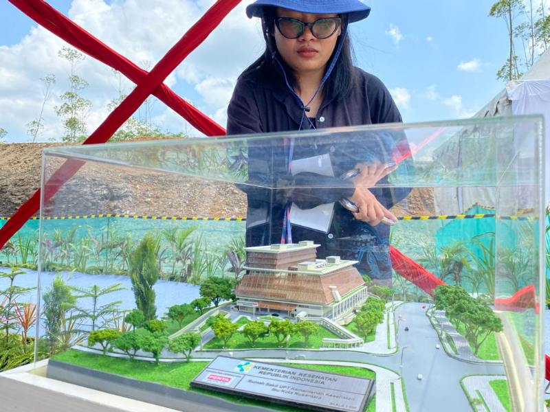 Seorang warga melihat miniatur Rumah Sakit Umum Pusat di IKN yang mulai dibangun bulan ini. pembangunan rumah sakit ini menelan anggaran Rp 550 miliar.  (Foto : Erik Alfian/Prokal.co)