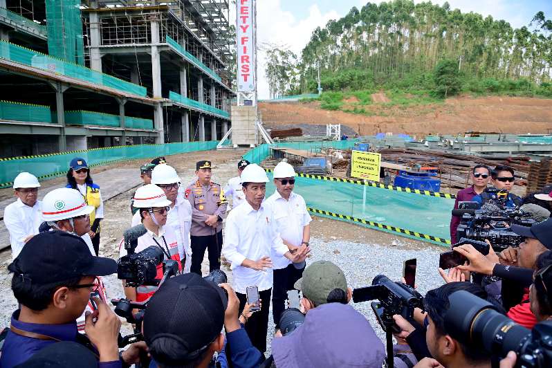 Presiden Jokowi memberikan keterangan kepada wartawan selepas meninjau pembangunan Hotel Nusantara, Rabu (20/12).    (Foto : Biro Pers, Media, dan Informasi Sekretariat Presiden)