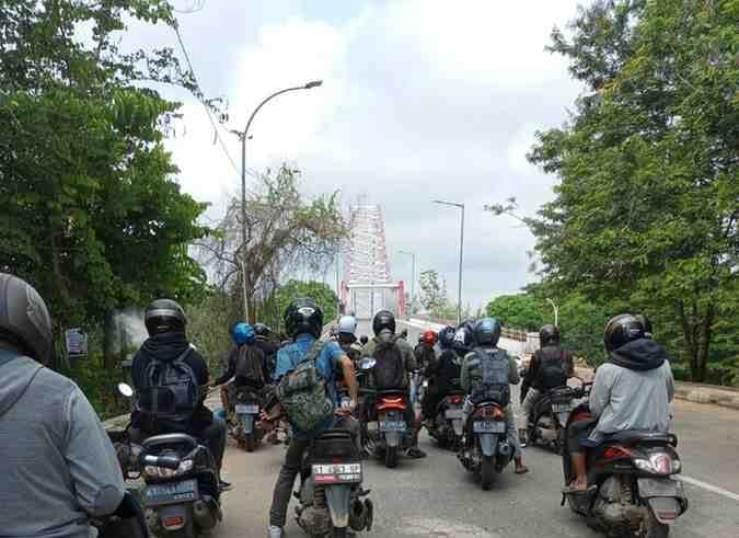 Pengalihan lalu lintas di Jembatan Kutai Kartanegara sehubungan dengan perawatan yang dilakukan (Elmo/Prokal.co)