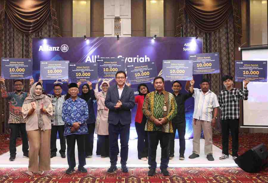 Direktur Utama Allianz Life Syariah Indonesia, Achmad K. Permana bersama dengan Kepala OJK Provinsi Kalimantan Timur dan Kalimantan Utara Made Yoga Sudharma dan Wakil Ketua MUI Kalimantan Timur Drs. K. H. Muhammad Haiban melakukan peluncuran Program Gerak
