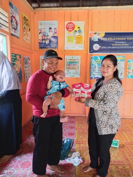 Pemberiaan nutrisi tambahan berupa kepada masyarakat di Posyandu hasil kerja sama Polibun HPM dengan Long Bentuk, Busang, Kutai Timur, Kalimantan Timur.