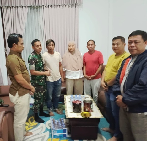 Mediasi antara DN dengan driver truk cpo Rahman.  (Foto : Pendam VI Mulawarman)