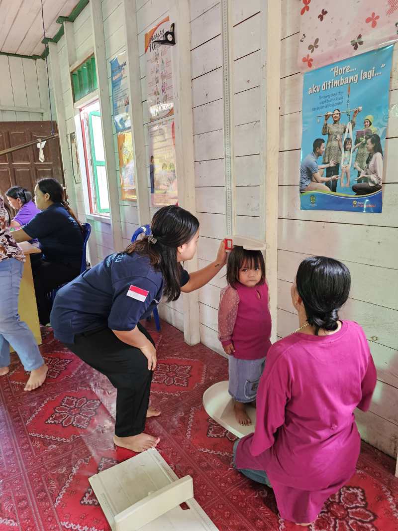 Pemeriksaan kesehatan balita pada Posyandu kerja sama Polibun KSD dengan Puskesmas Desa Abit, Mook Manaar Bulatn, Kutai Barat, Kalimantan Timur