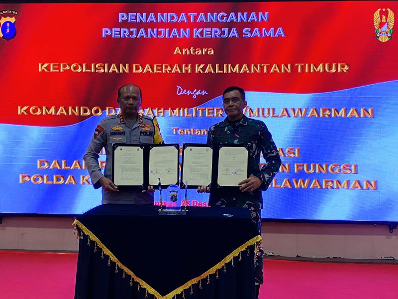 Kapolda Kaltim Irjen Nanang Avianto Avianto (kiri) bersama Pangdam VI Mulawarman Mayjen Tri Budi Utomo selepas penandatangan kerjasama di Mapolda Kaltim, Kamis (28/12) pagi.