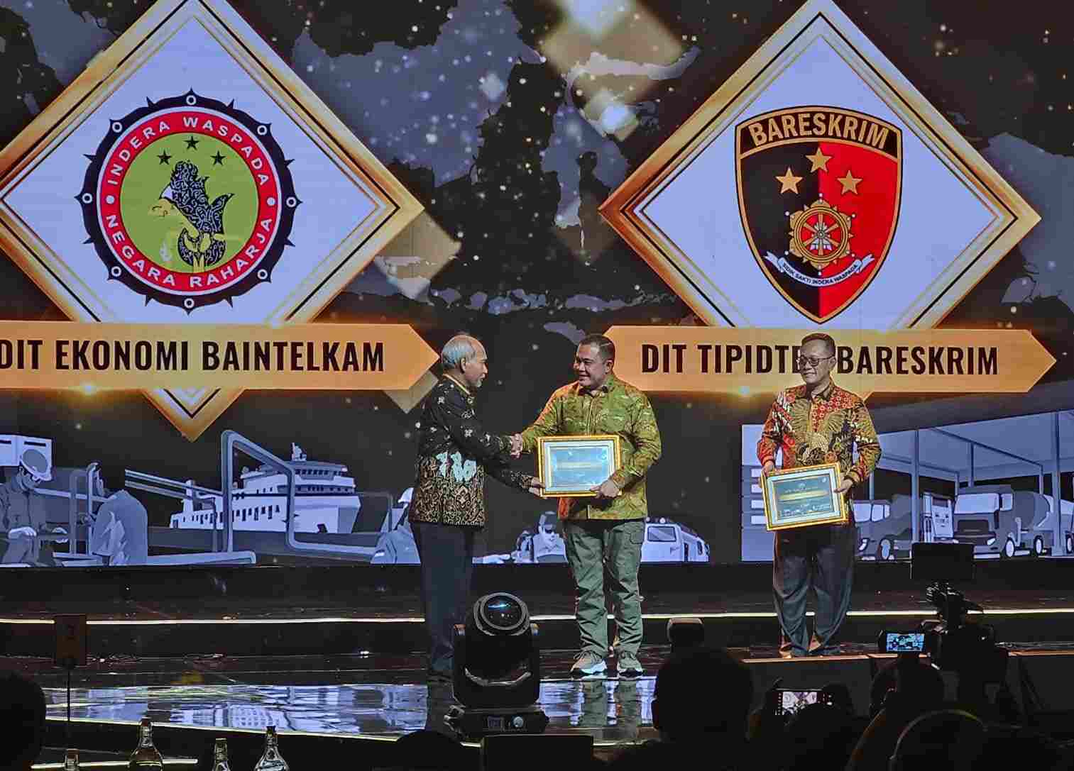 Direktur Tindak Pidana Tertentu Bareskrim Mabes Polri Brigadir Jenderal Polisi Nunung Syaifuddin menerima secara langsung BPH Migas Awards 2023 yang berlangsung Jum’at (29/12) di Bogor, Jawa Barat. (Foto : Istimewa)