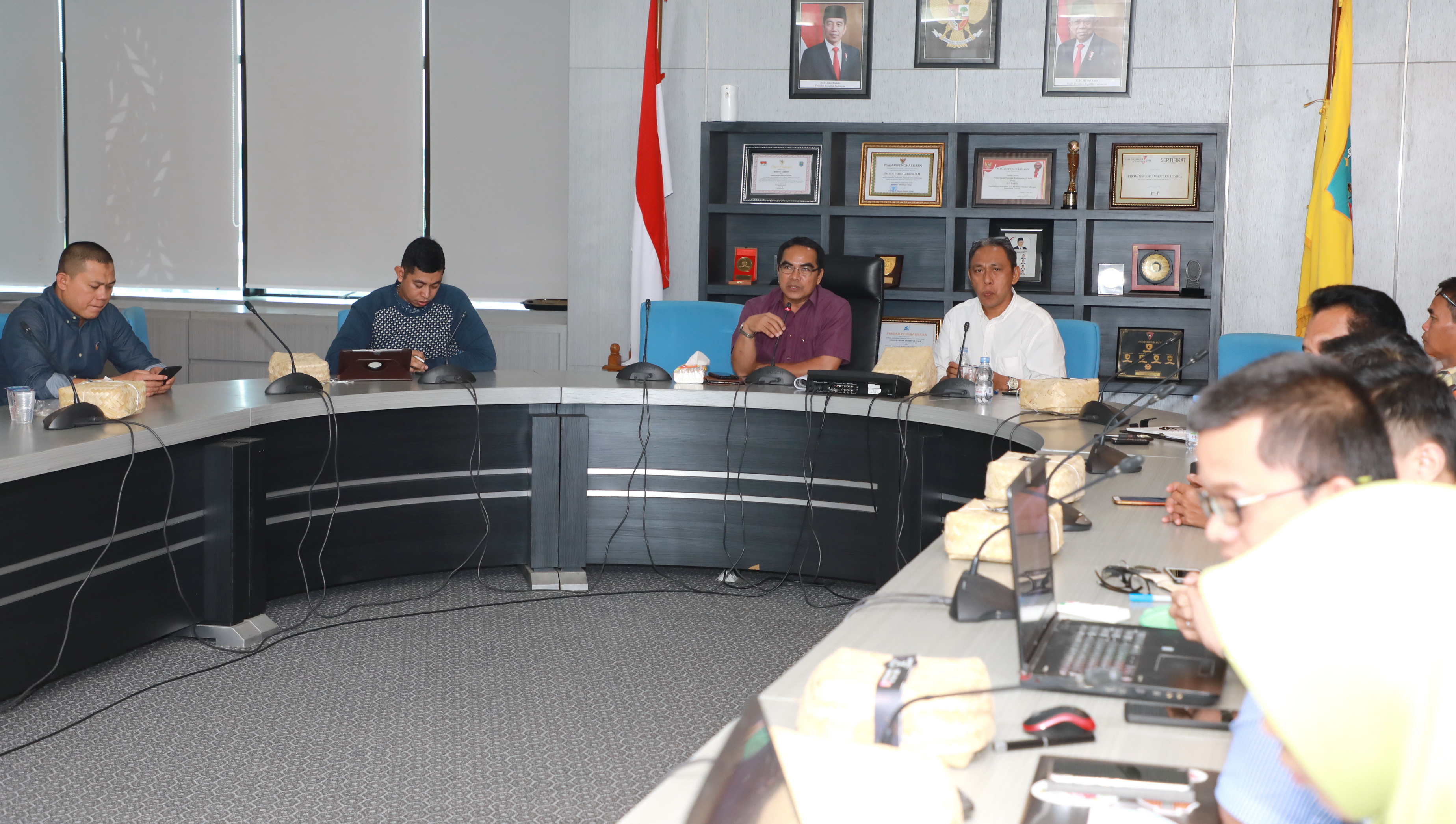 PERCEPATAN KBM : Sekprov Kaltara, H Suriansyah saat memimpin rapat percepatan pembangunan KBM, baru-baru ini.