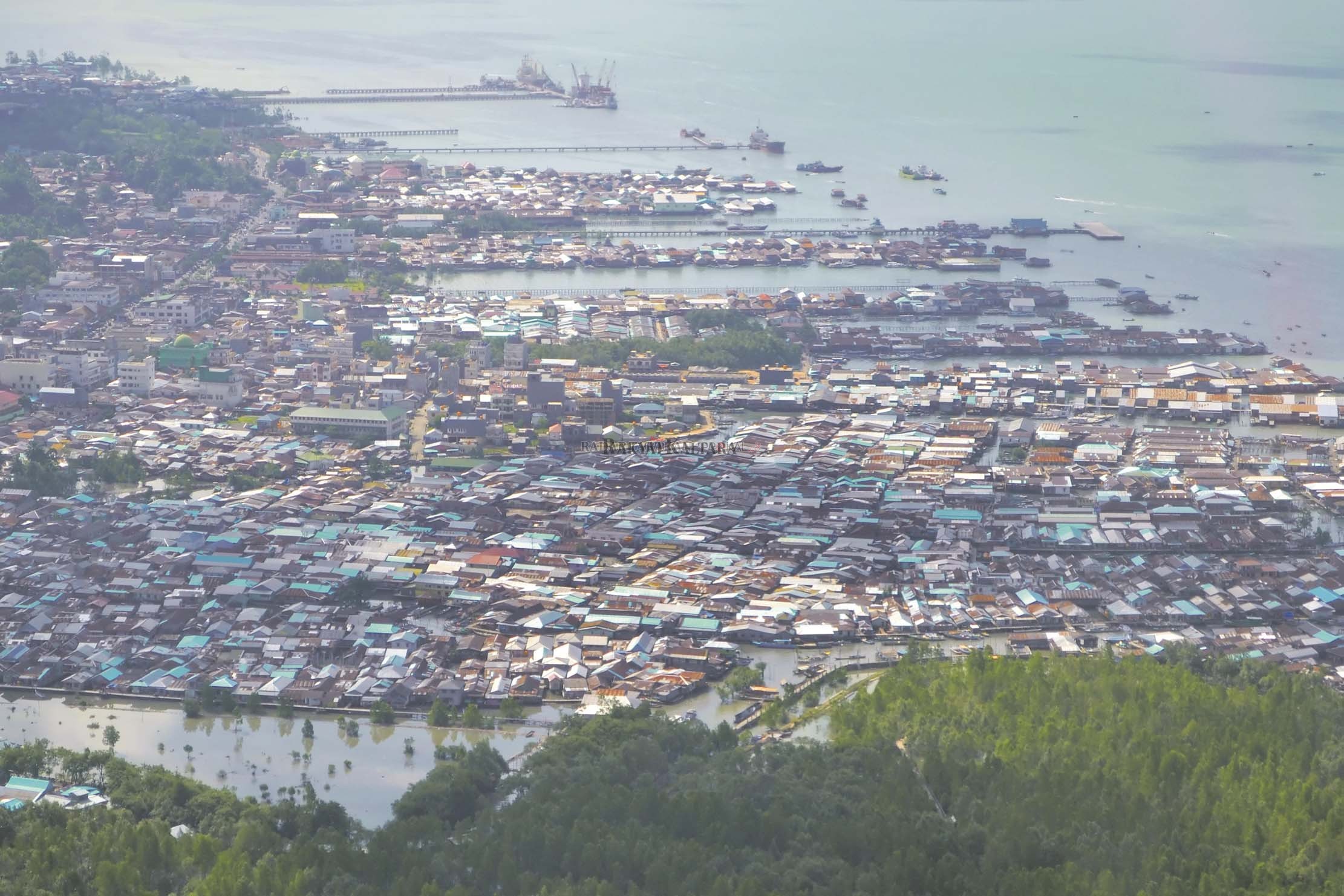 Tampak pesisir Tarakan. Sampai saat ini, wacana jembatan yang menghubungkan pulau Tarakan dengan daratan Kalimantan terus bergaung, namun dipastikan sulit terealisasi jika hanya mengandalkan APBD.