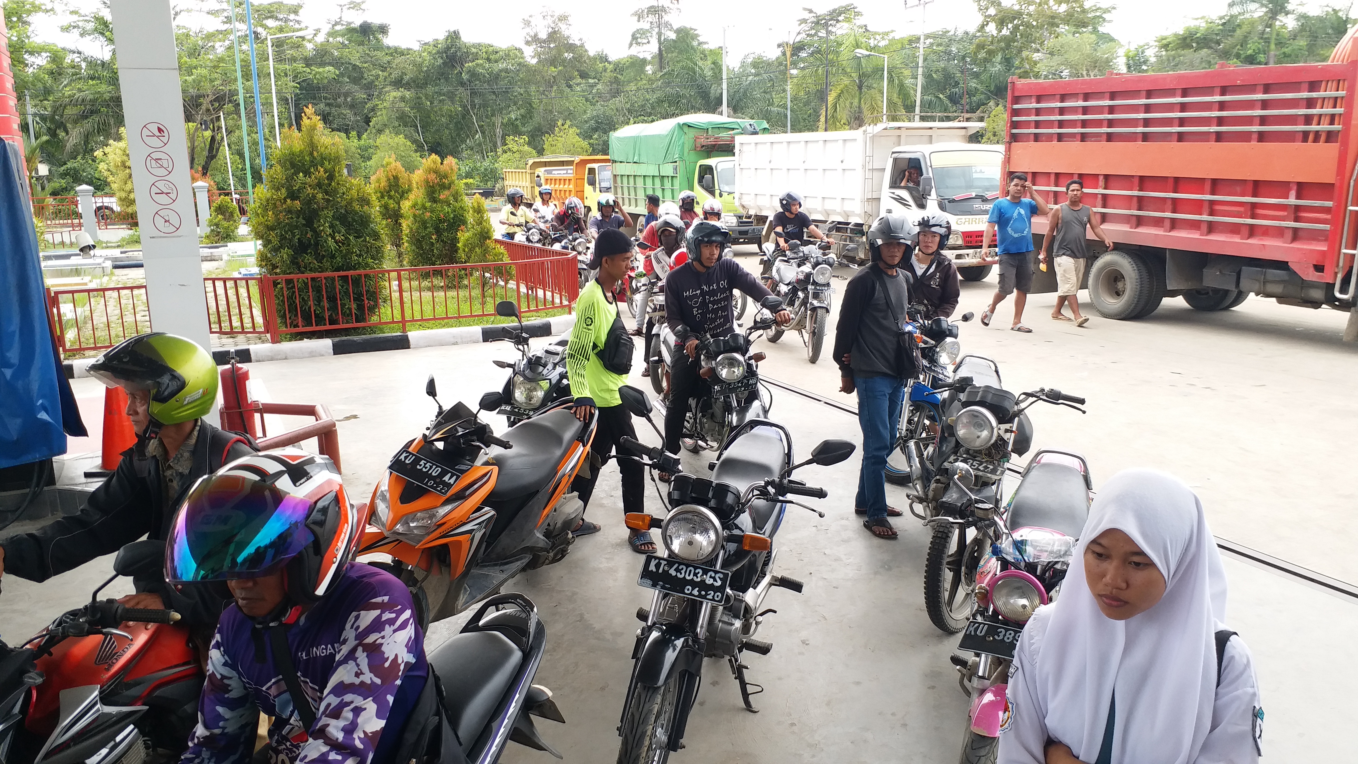 ANTREAN BBM: Pengisian BBM di SPBU Sengkawit setiap hari terjadi antrean panjang, beberapa waktu lalu.