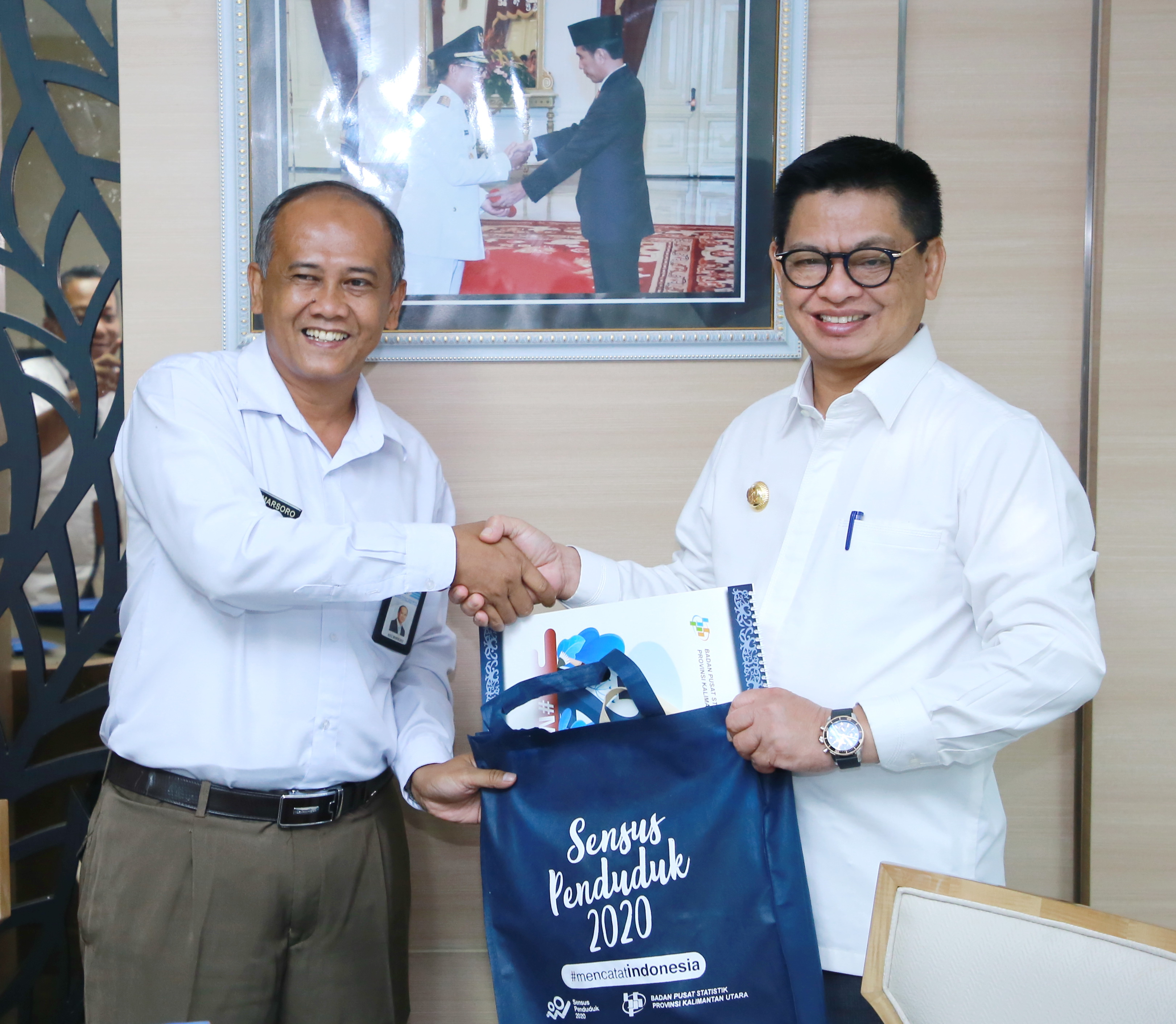AUDIENSI : Gubernur Kaltara, Dr H Irianto Lambrie beraudiensi dengan Kepala BPS Kaltara, Eko Marsoro di ruang kerjanya, kemarin (15/1).