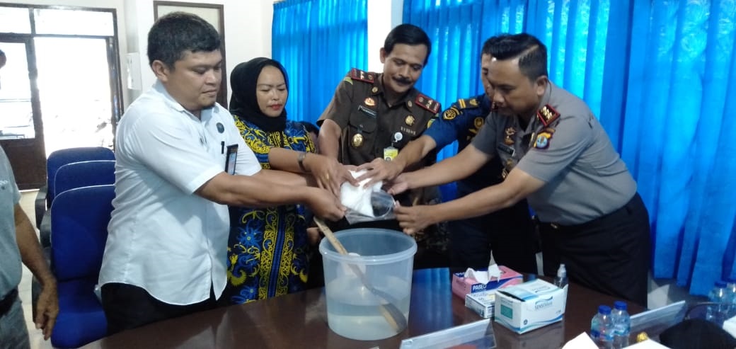 PEMUSNAHAN BB: Badan Narkotika Nasional Provinsi (BNNP) Kaltara memusnahkan narkotika jenis sabu-sabu dengan cara melarutkan di dalam air, Kamis (16/1).