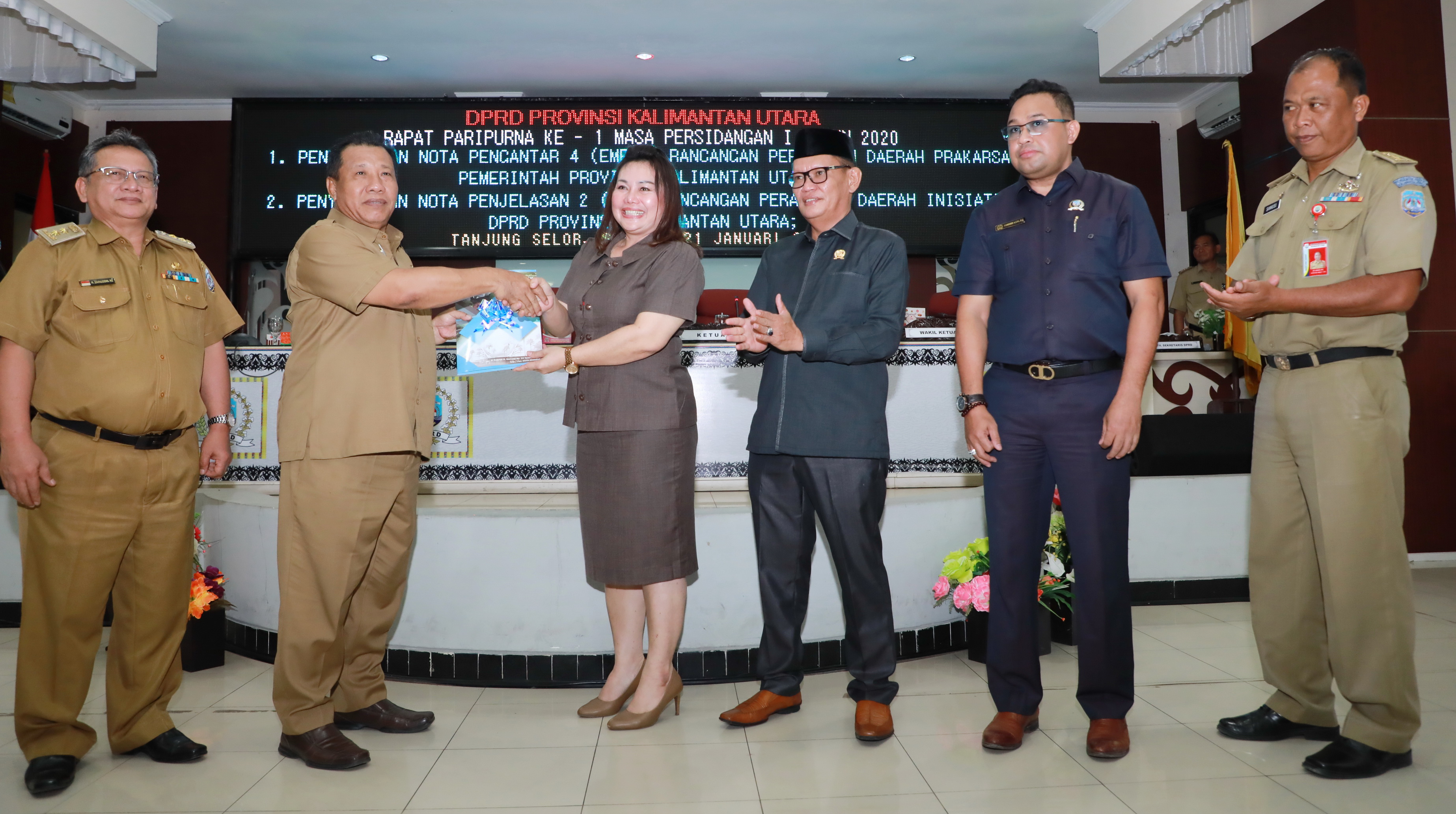 NOTA PENGANTAR : Asisten II Setprov Kaltara, H Syaiful Herman saat menghadiri rapat paripurna ke-1 DPRD Kaltara masa persidangan 1 tahun 2020, Selasa (21/1).