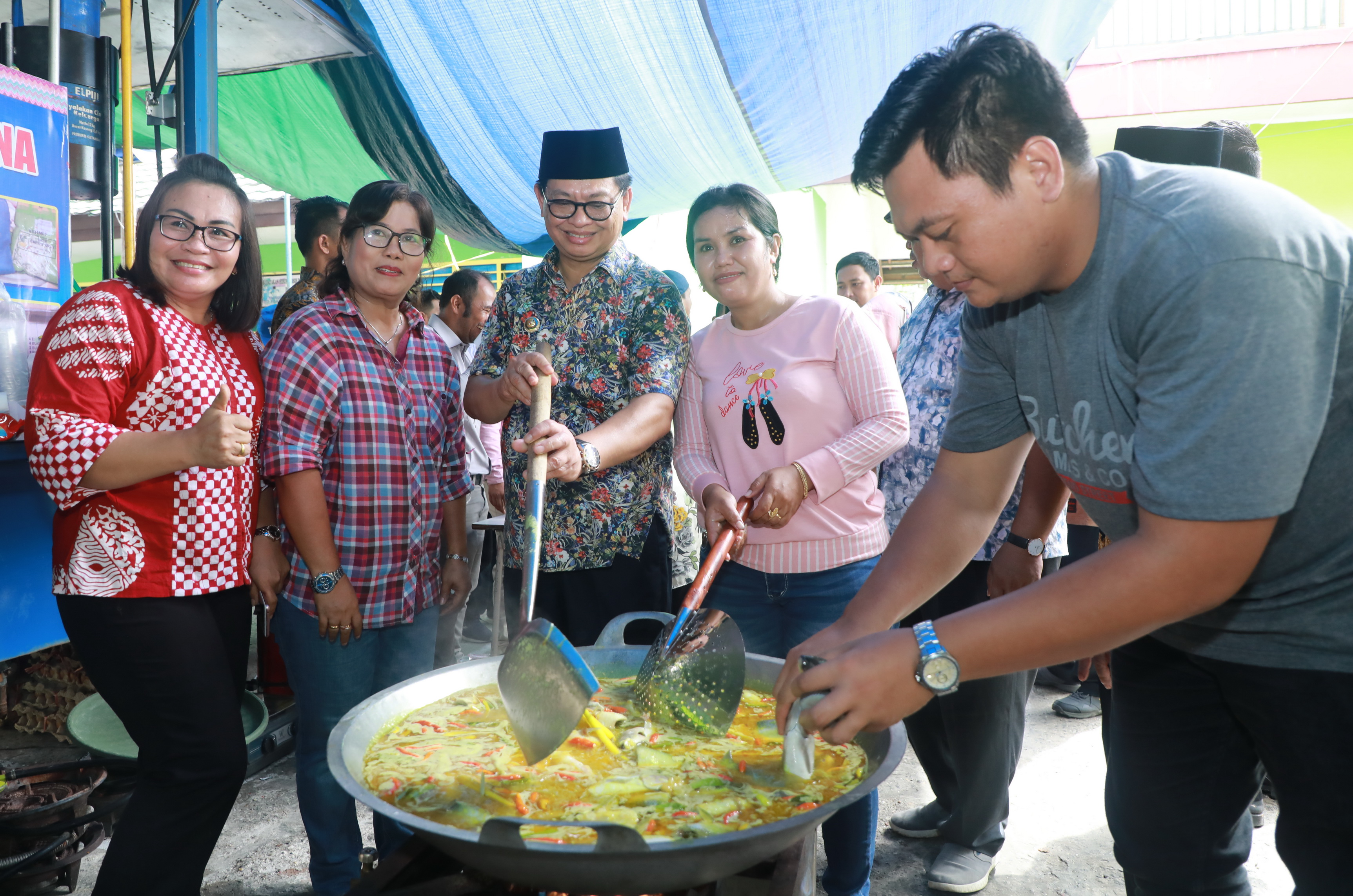 DUKUNGAN MORAL: Gubernur Irianto Lambrie didampingi Ketua TP PKK Kaltara Rita Ratina menyambangi tempat tinggal sementara korban kebakaran Pasar Batu, Sabtu (25/1).