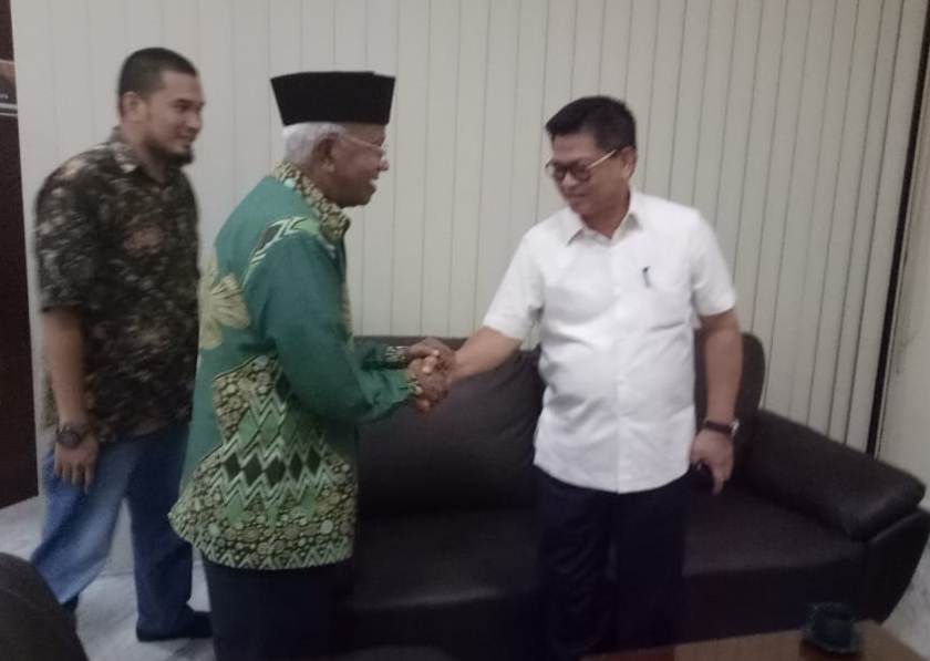 BERJABAT TANGAN: Figur yang mendaftar di PKB, Irianto Lambrie (kanan) dan Jusuf SK saat bertemu di DPP PKB untuk menjalani fit and proper test, kemarin (31/1).