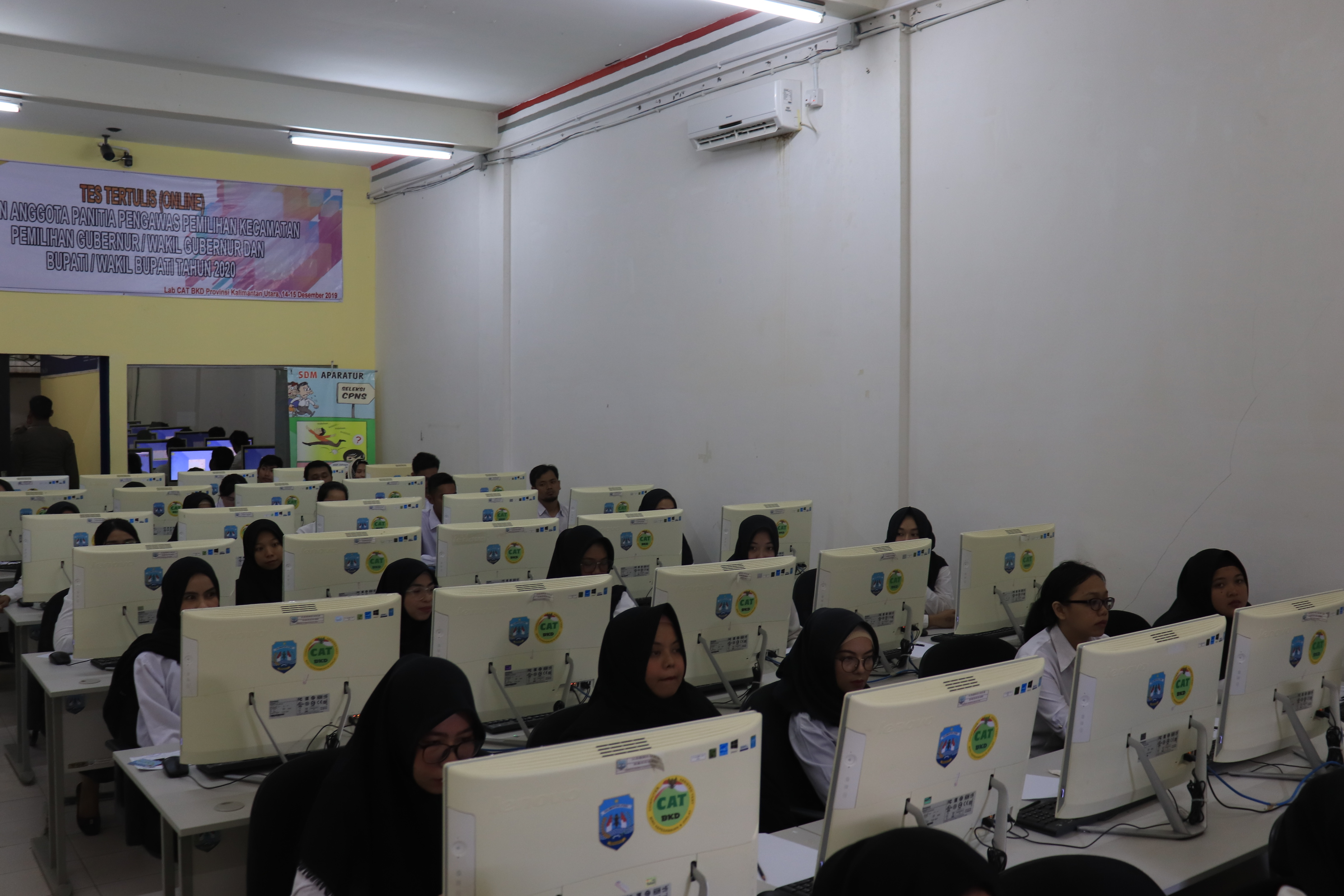 COBA KEBERUNTUNGAN: Peserta CPNS saat mengikuti SKD sebagai tahapan untuk bisa lolos menjadi abdi negara di lingkup Pemprov Kaltara.