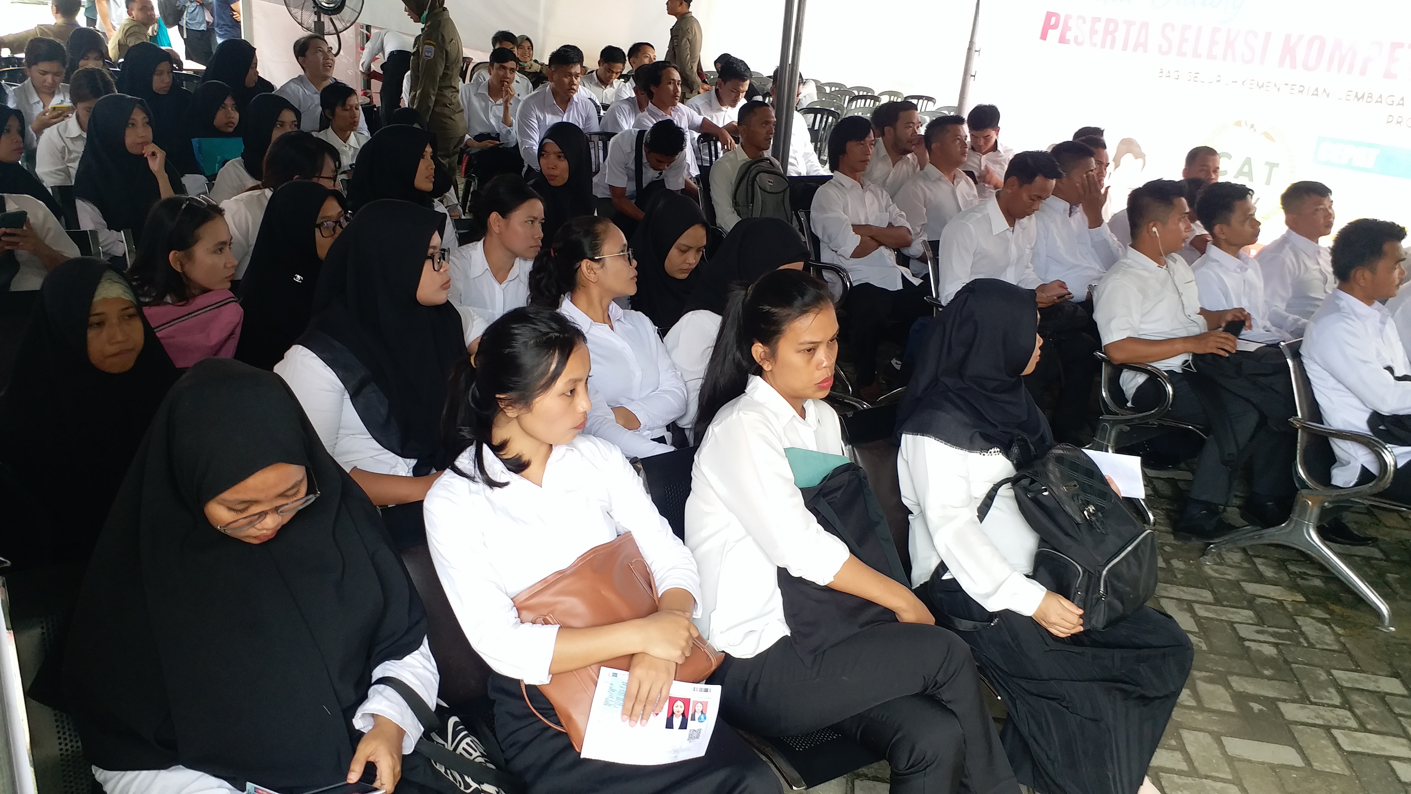 CALON ABDI NEGARA: Peserta saat registrasi sebelum mengikuti tes SKD di Laboratorium CAT Pemprov Kaltara.