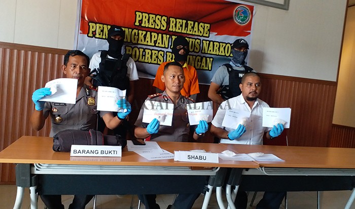 BARANG HARAM: Kapolres Bulungan saat merilis pengungkapan sabu setengah kilogram beberapa waktu lalu.