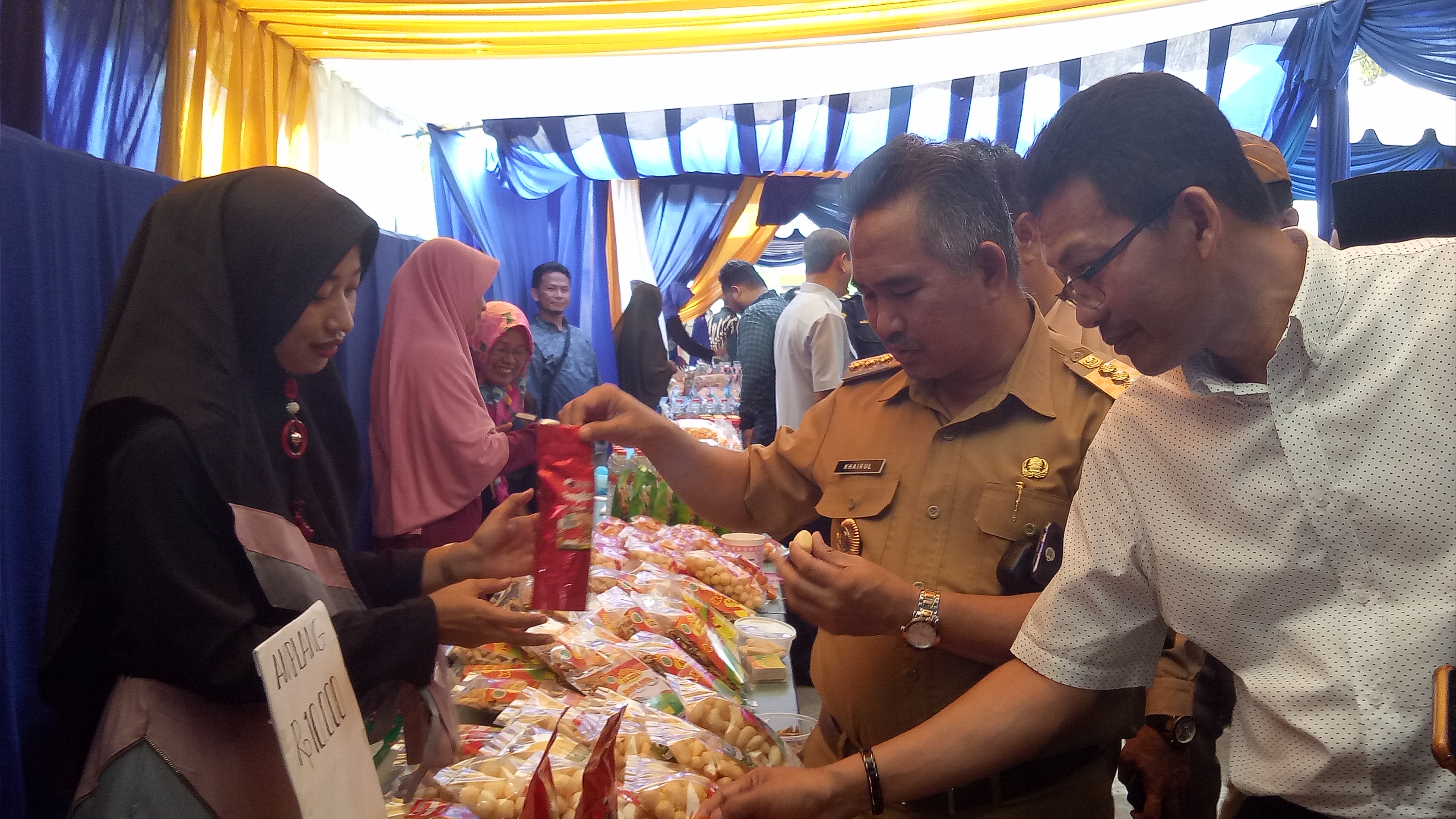 TUMBUH PESAT: Wali Kota Tarakan Khairul ketika melihat produk UKM olahan perikanan, 8 Juli 2019 lalu.