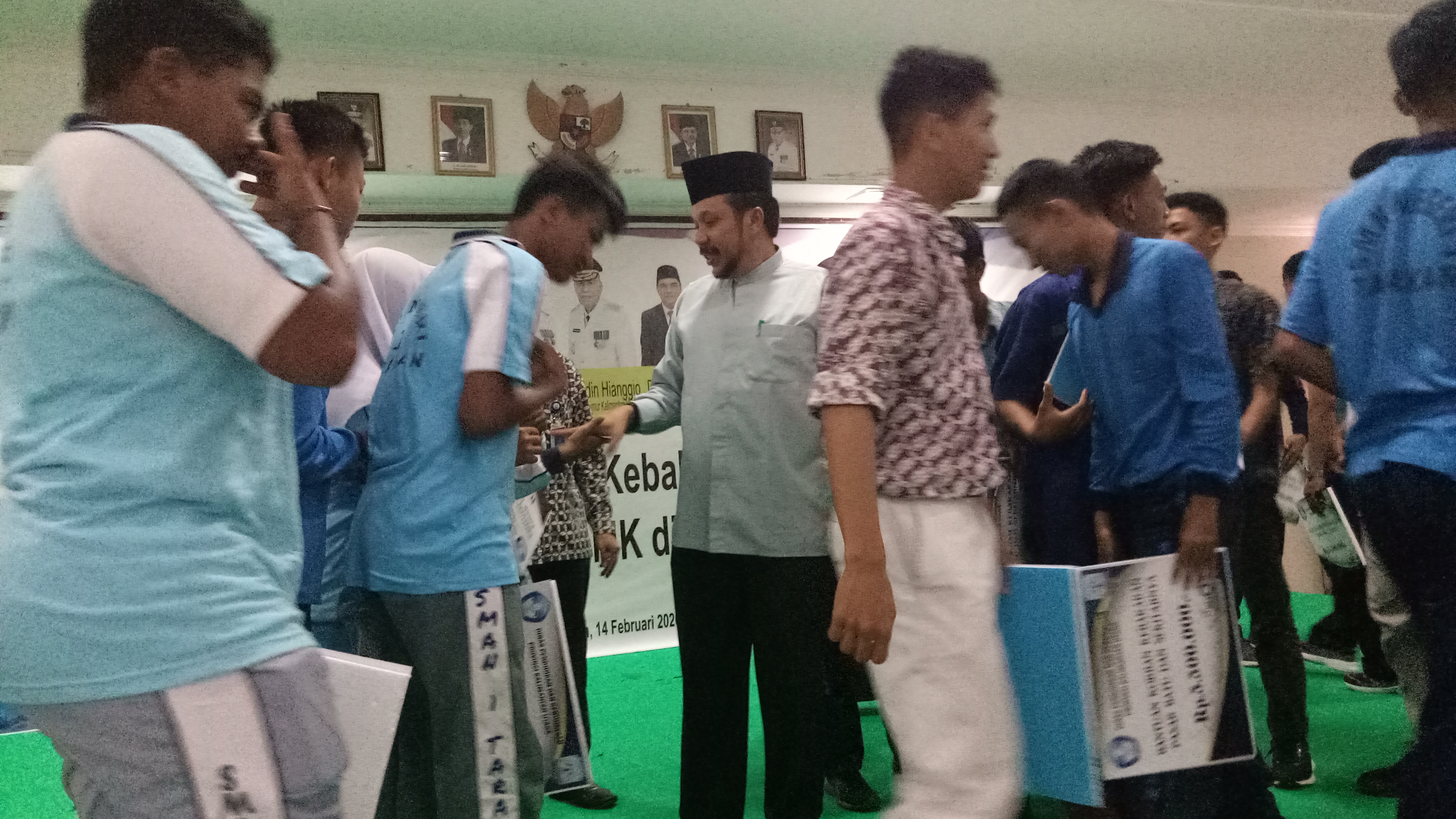 SALURKAN BANTUAN: Kepala Disdikbud Kaltara Sigit Muryono menyalami siswa penerima bantuan terdampak kebakaran di Tarakan, di Aula SMAN 1 Tarakan, Jumat (14/2).