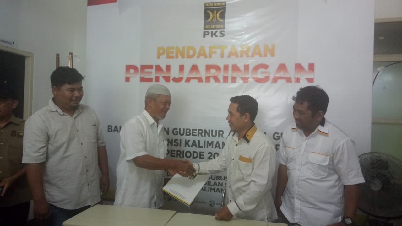 BUKTI KESERIUSAN: Perwakilan Irwan Sabri bersalaman dengan tim penjaringan DPW PKS Kaltara usai mengambil formulir, Kamis (20/2).