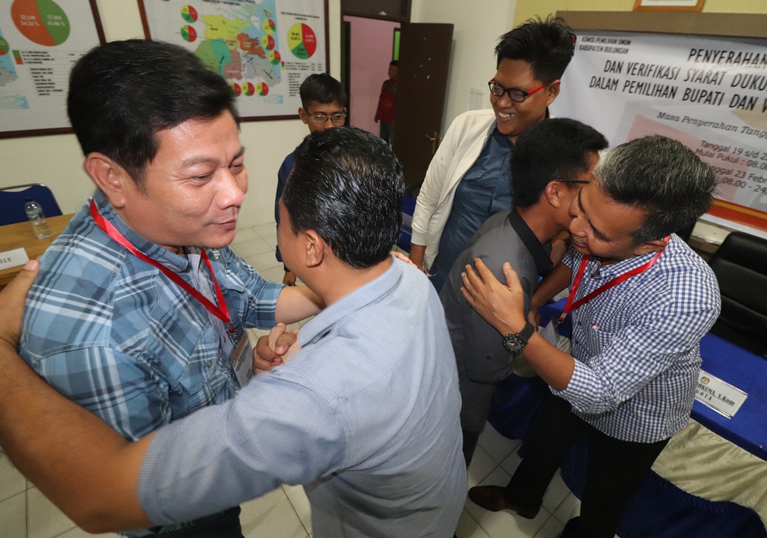 BERAKHIR: Zul hidayat dan Jemmy Elbaar bersalaman dengan Mahdi E Paokuma dan Chairulliza Komisioner KPU Bulungan, usai tidak mampu memenuhi persyaratan dukungan bakal calon perseorangan untuk Pemilihan Bupati dan Wakil Bupati Bulungan di KPU Jalan Ulin, T