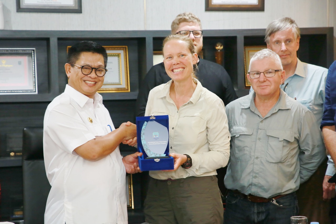 DUKUNGAN: Gubernur Kaltara, Dr H Irianto Lambrie menyerahkan cinderamata kepada perwakilan tim pra survei FMG Ltd., Rabu (26/2).