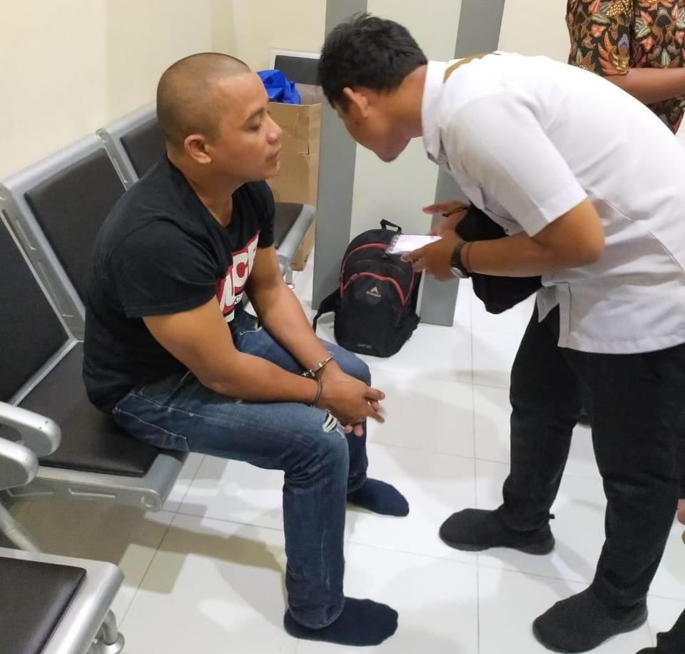 DIRINGKUS: Oknum polisi (kiri) diamankan anggota Avsec Bandara Juwata Tarakan karena kedapatan membawa sabu.