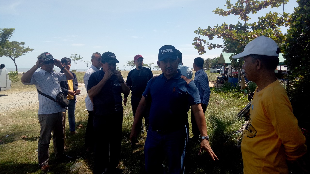 TINJAU LOKASI: Wali Kota Tarakan Khairul, meninjau lokasi pengembangan kawasan pantai Amal, Sabtu (29/2).