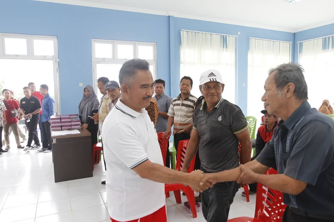 DUKUNG INDUSTRI KECIL DAN MENENGAH: Wali Kota Tarakan, dr. H. Khairul, M.Kes bersilaturrahmi dengan pelaku industri mebel dan pembuatan perahu yang akan menempati kawasan Sentra Industri Kerajinan Kecil dan Menengah (SIKIM) pada 11 Januari 2020.
