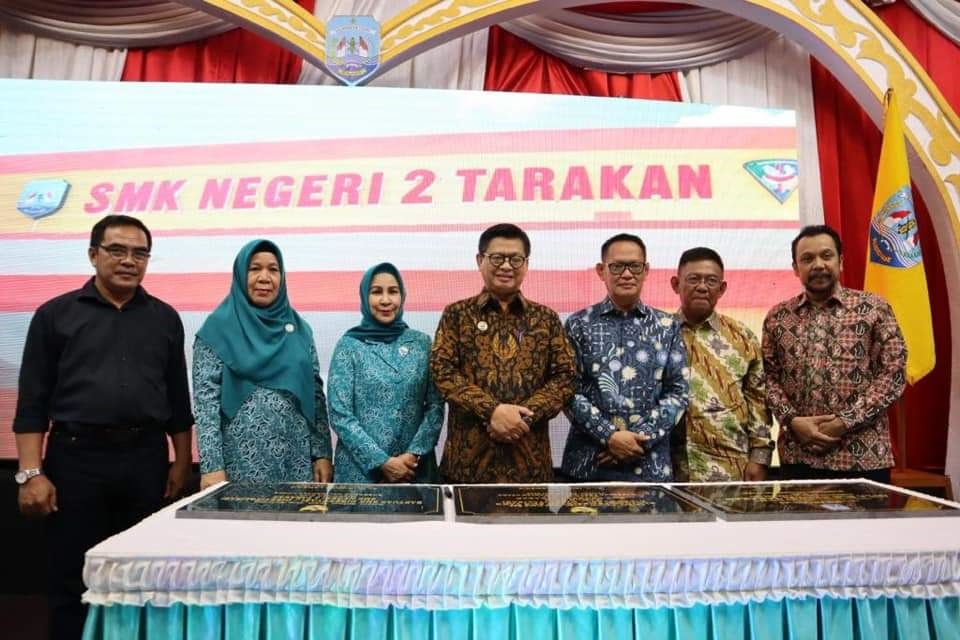 OPTIMIS: Gubernur Kaltara, Dr H Irianto Lambrie berfoto bersama sejumlah pelajar dari salah satu SMA di Kaltara, baru-baru ini.