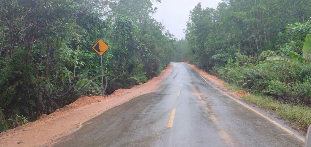 SUDAH BERSIH: Kondisi ruas jalan Sekatak Buji, Bulungan-Malinau sudah bersih dari sisa material yang tercecer.