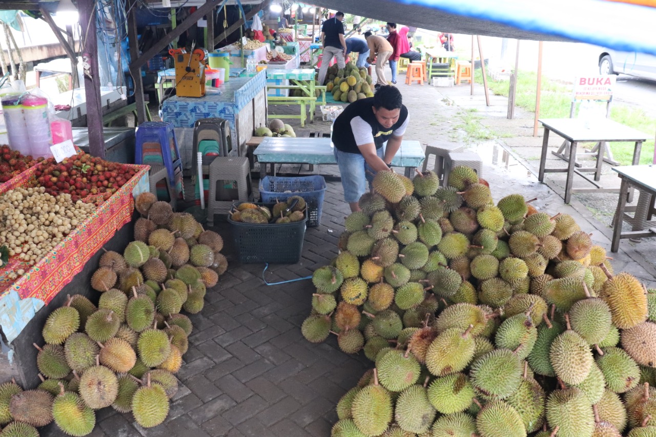 DIKELUHKAN: Jalan Sabanar Lama tempat masyarakat Tanjung Selor sering menikmati buah-buahan dikeluhkan pedagang di lokasi tersebut. Agar pemerintah daerah membebaskan mereka untuk memodifikasi tempat jualan, sehingga pembeli ketika menikmati buah lebih ny