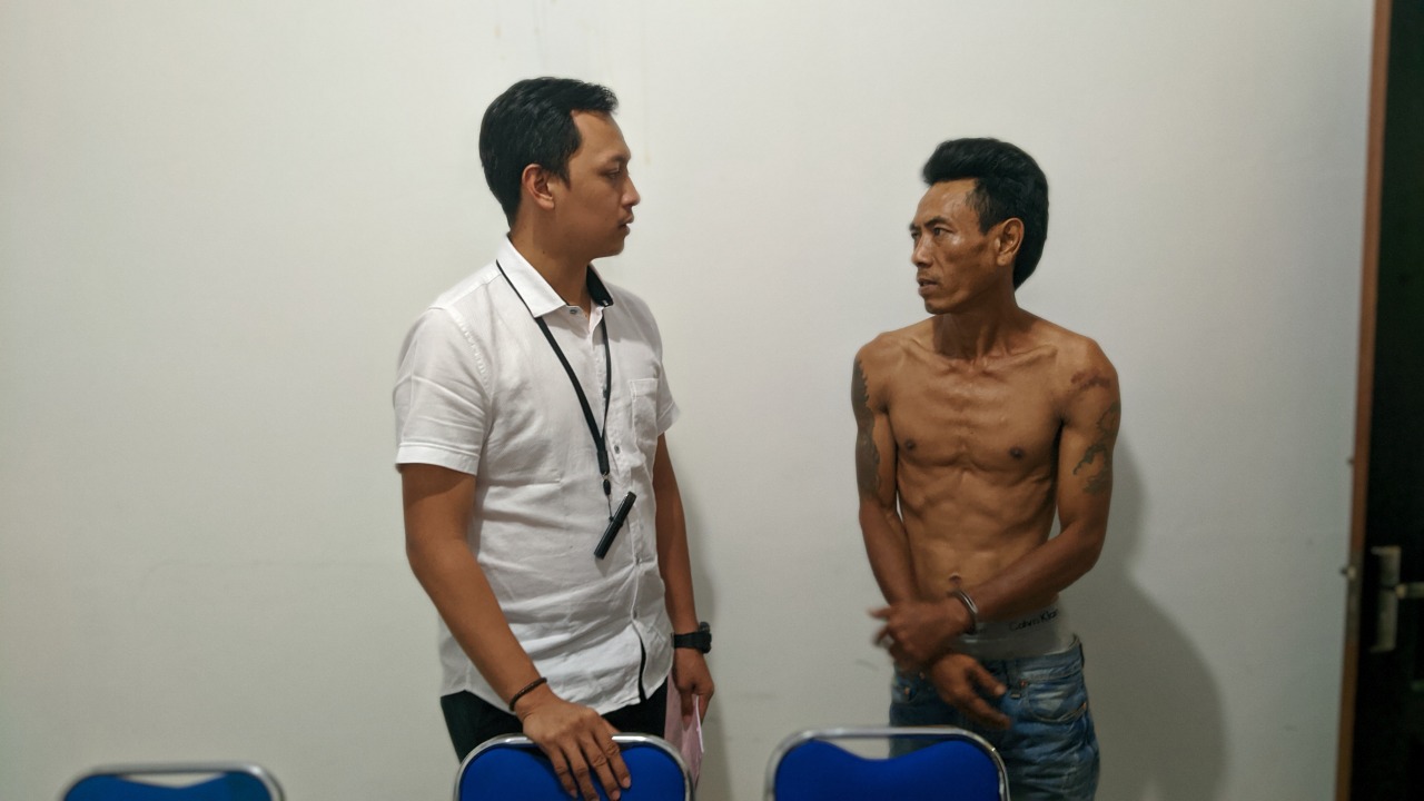 RESIDIVIS PENCURIAN: Residivis 3 kali kasus pencurian berinisial RG (kanan) digelandang ke ruang penyidik Satreskrim Polres Tarakan, Kamis (5/3).