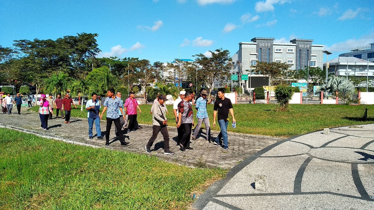 TINJAU LOKASI: Walikota Tarakan Dr H Khairul dan jajaran meninjau Taman Tugu 99, Jumat pekan lalu (13/3).