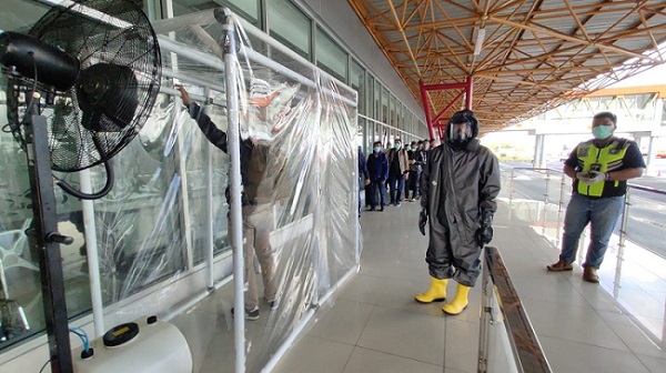 JALUR DEKONTAMINASI: Polda Kaltara berinisiatif membuat jalur dekontaminasi bagi penumpang yang tiba di Bandara Internasional Juwata Tarakan, Selasa (24/3).