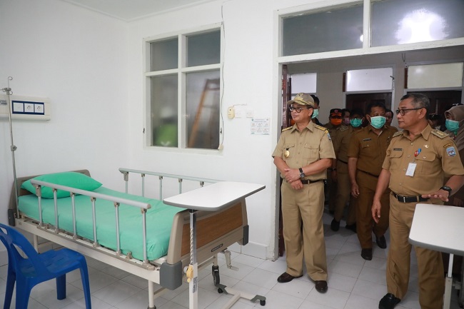 -LAWAN CORONA: Gubernur Kaltara, Dr H Irianto Lambrie saat melakukan vicon dengan Presiden RI Joko Widodo, Selasa (24/3) pagi terkait penanganan pandemi Covid-19 di Indonesia. Terkait hal itu, sebelumnya Gubernur juga sempat meninjau ruang isolasi pasien