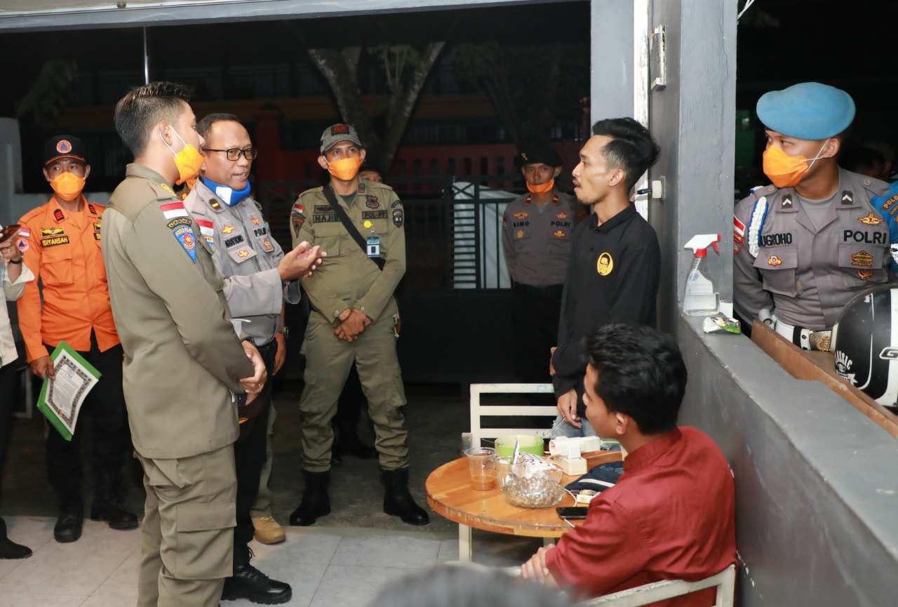 OPERASI TITIK KERAMAIAN : Operasi gabungan yang dilakukan Satpol PP serta BPBD Kaltara dan unsur kepolisian yang digelar Kamis (26/3) lalu guna penerapan physical distancing di Tanjung Selor.