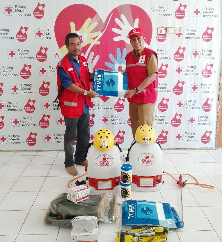 BANTUAN: Sekretaris PMI Kaltara Risdianto secara simbolis menyerahkan bantuan peralatan penanganan Covid-19 kepada Sekretaris PMI Kabupaten Bulungan, dan Perwakilan Dewan Kehormatan PMI Kabupaten Nunukan di Markas PMI Kabupaten Bulungan, Senin (30/3).