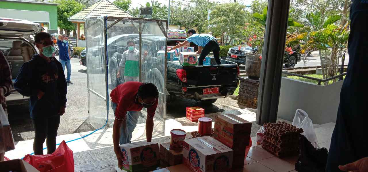 SUMBANGSIH: Anggota DPRD Bulungan memberikan bantuan kepada para tenaga medis dalam penanangan Covid-19.