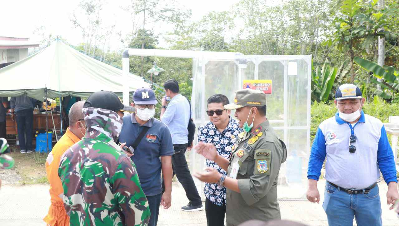 DIPASTIKAN AMAN: Kasatpol-PP Kaltara Hari Kuntjoro dan Kadis Perhubungan Kaltara Taupan Madjid meninjau perbatasan Berau-Bulungan, Jumat (3/4) pekan lalu.