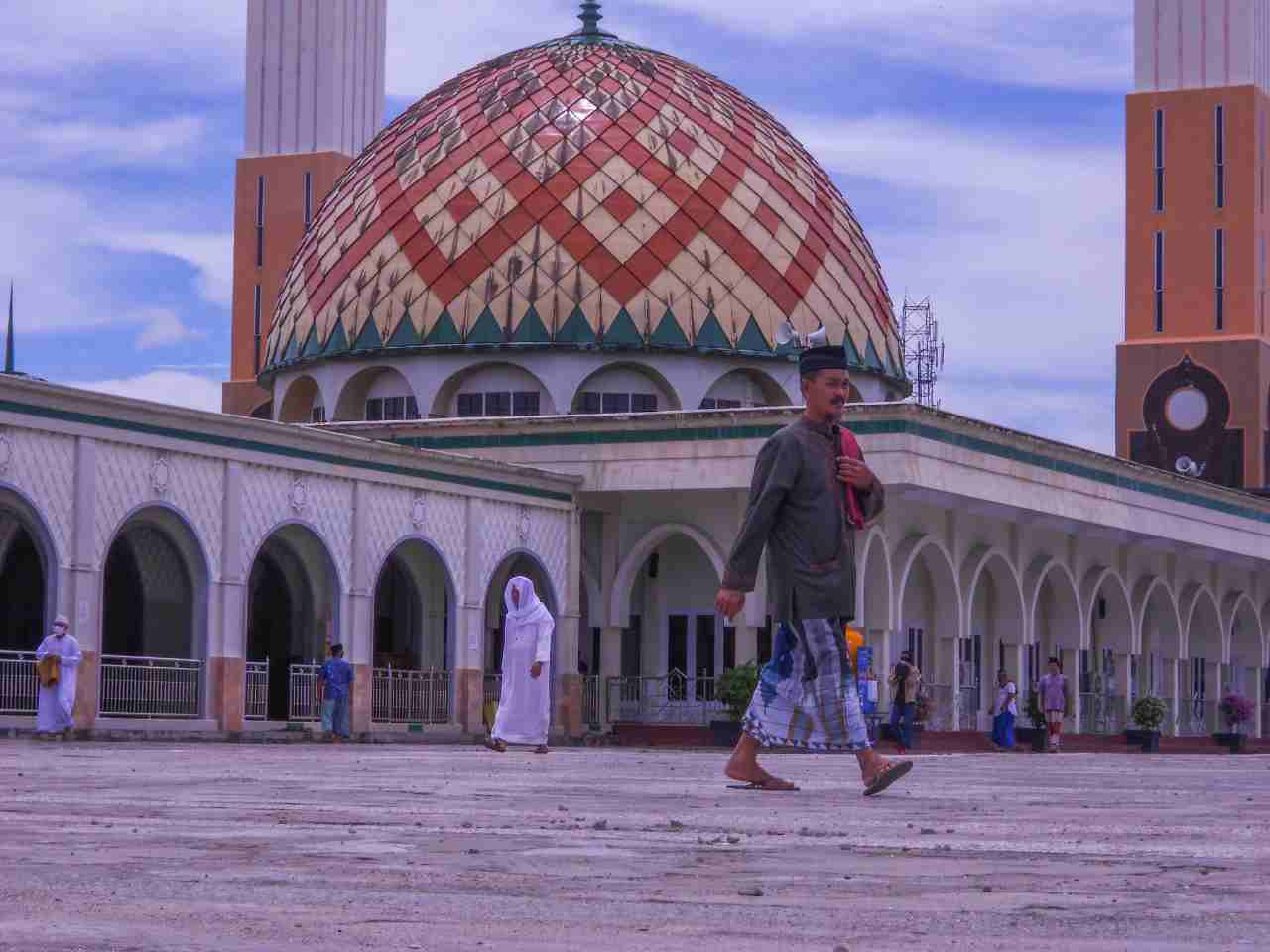 MASIH HIMBAUAN: Sejumlah masyarakat masih melaksanakan salat Jumat di Masjid Agung Istiqomah Tanjung Selor, (1/5).