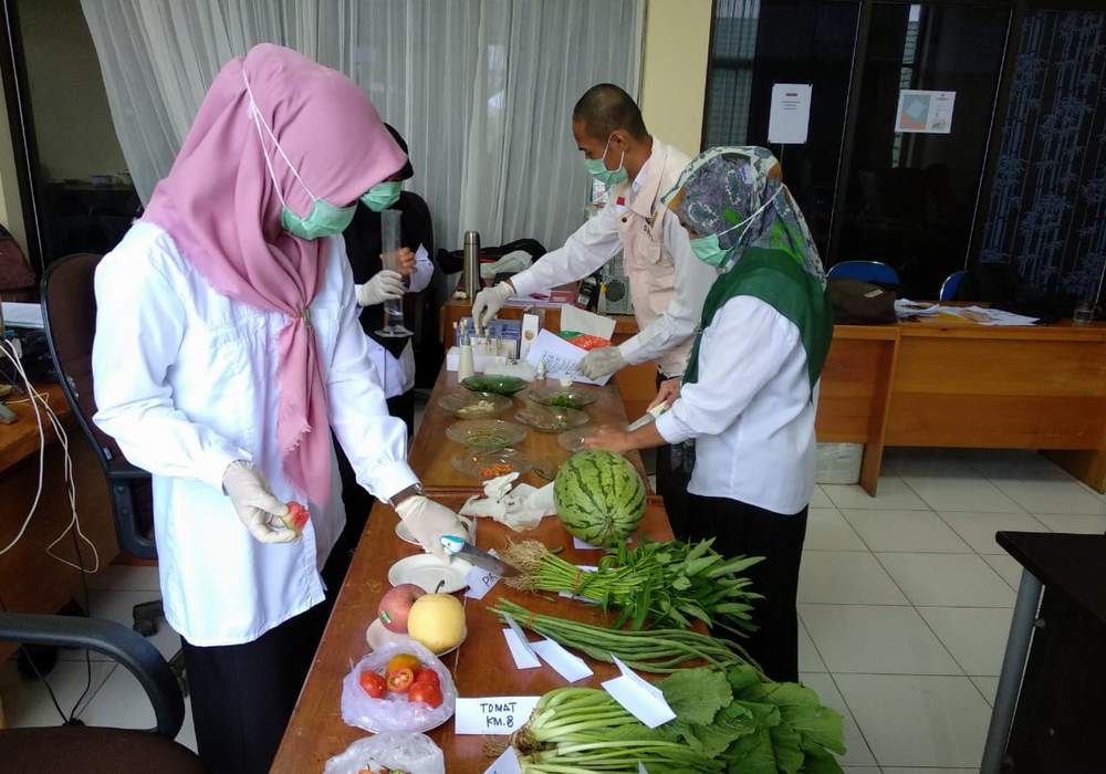 UJI BAHAN MAKANAN : Tim DPKP Kaltara saat melakukan pengambilan sampel bahan makan untuk dilakukan uji sampel lebih lanjut.