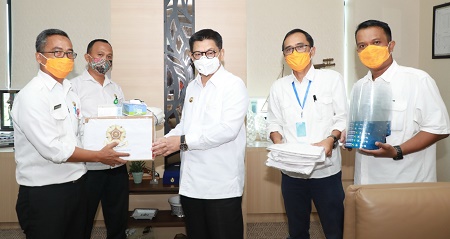 BANTUAN APD: Gubernur Kaltara, Dr H Irianto Lambrie secara simbolis menerima bantuan APD dari KAGAMA di ruang kerja Gubernur Kaltara, Rabu (20/5).