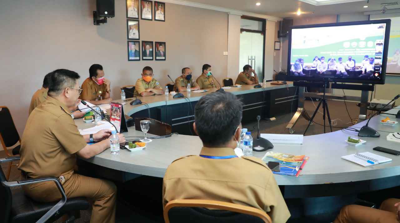 EXIT MEETING: Gubernur Kaltara, Dr H Irianto Lambrie saat menghadiri pertemuan virtual dengan Kepala Perwakilan BPK Kaltara Agus Priyono dan jajarannya, Selasa (26/5) sore.