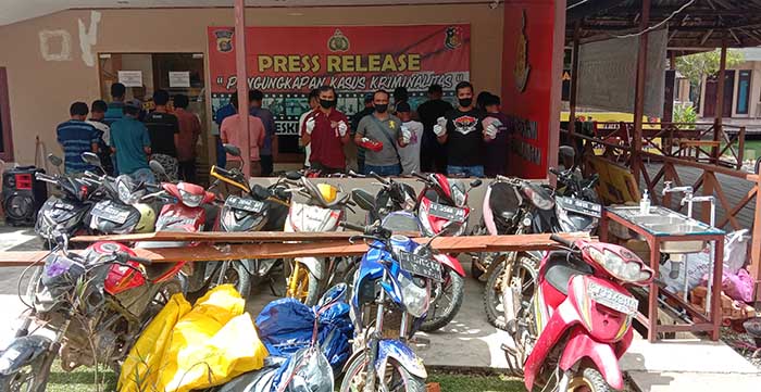SABUNG AYAM: Pelaku beserta barang bukti yang terlibat dalam judi sabung ayam di area perkebunan kelapa sawit diamankan Polres Bulungan, Sabtu (30/5).